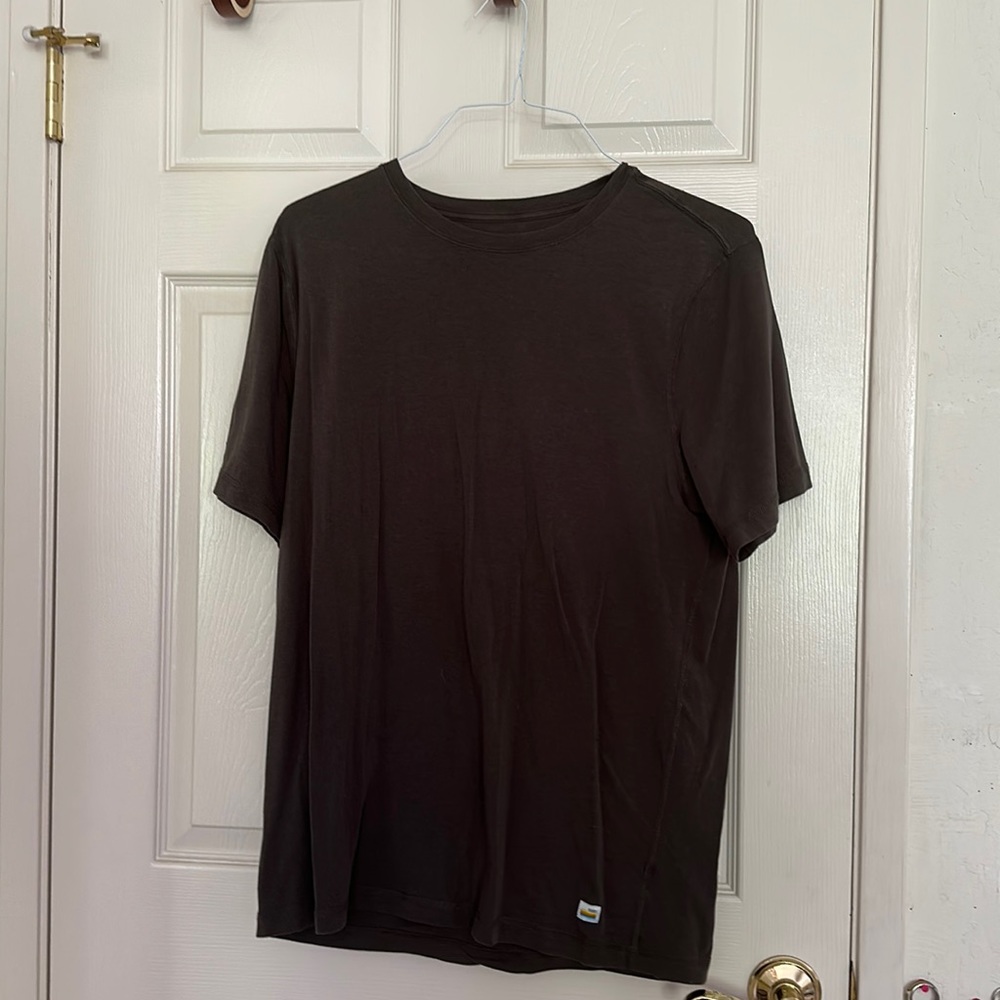 Men’s Large Vuori T Shirt